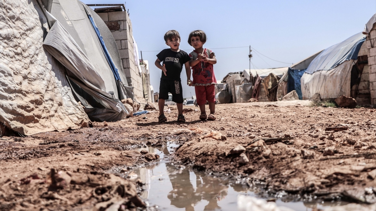 Suriye’nin İdlib ilindeki sığınmacı kamplarında, uygun olmayan yaşam şartları ve sağlık hizmetlerinin yetersizliği şark çıbanı hastalığının yayılmasına neden oluyor.