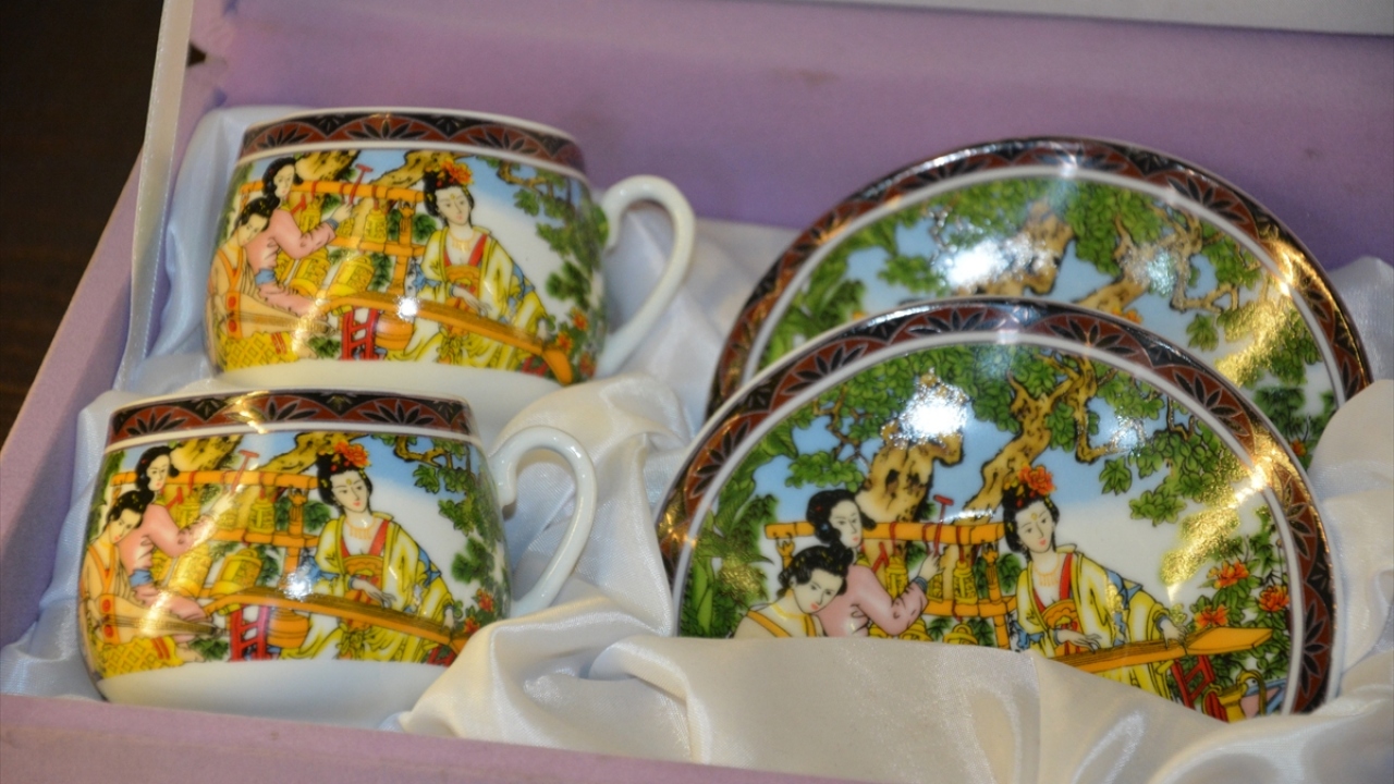 Müzeye gelen her ziyaretçiye ve misafire kayısı çekirdeği kahvesinden ikramda bulunduklarını aktaran Çınar, bu kahvenin özel bir lezzeti olduğunu ifade etti.