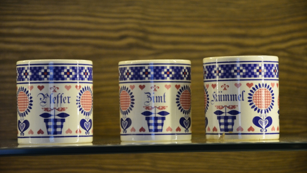 "Ziyaretçilere kayısı çekirdeği kahvesi ikram ediliyor"