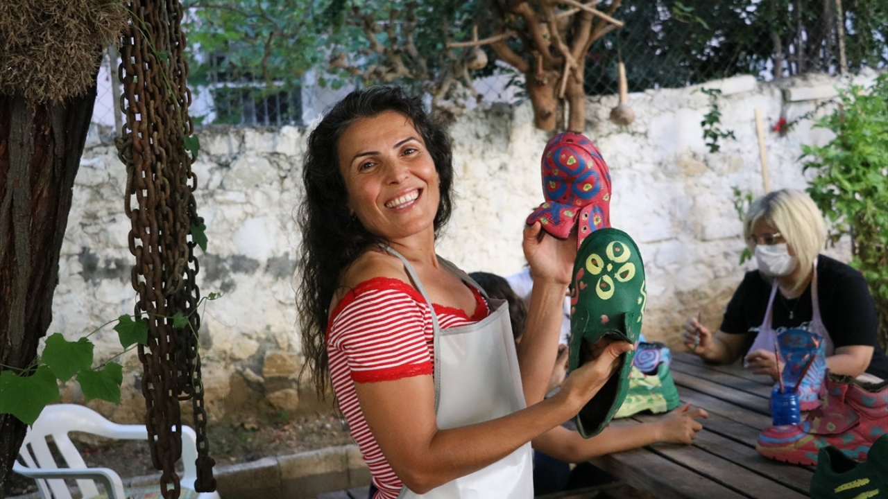 Proje öncülerinden Banu Demirkent, yaptığı açıklamada, Avrupa`da çöpe gidecek ayakkabıların bu şekilde değerlendirildiğini internet üzerinden görmeleri üzerine bu projeyi başlattıklarını söyledi.