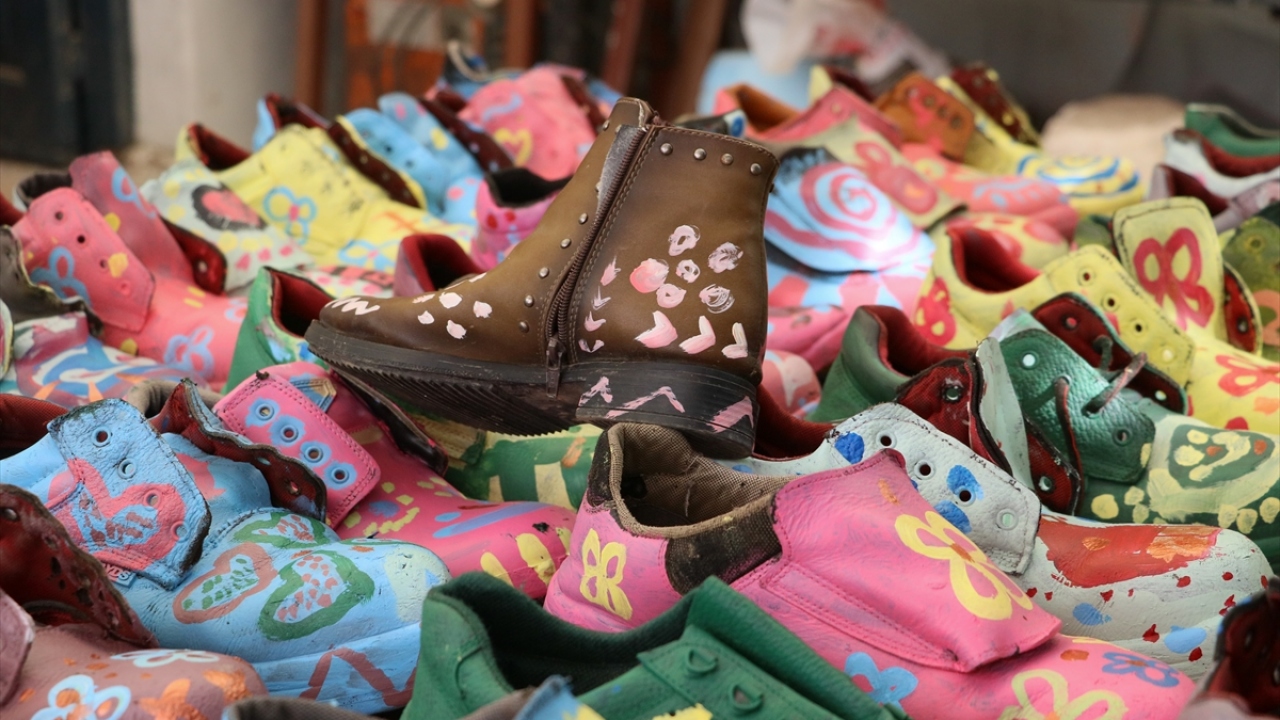 Kurt, vatandaşlardan eski ayakkabılarını atmayıp kampanyaya destek vermelerini istedi.