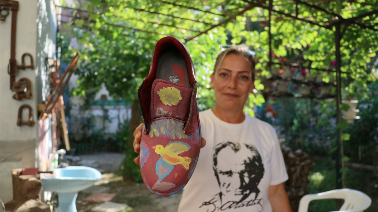 Topluluğun en küçük üyesi 10 yaşındaki Sabiha Su Karkaş ise kuş yuvaları için ayakkabı boyamanın kendisi için eğlenceli bir faaliyet olduğunu dile getirdi.