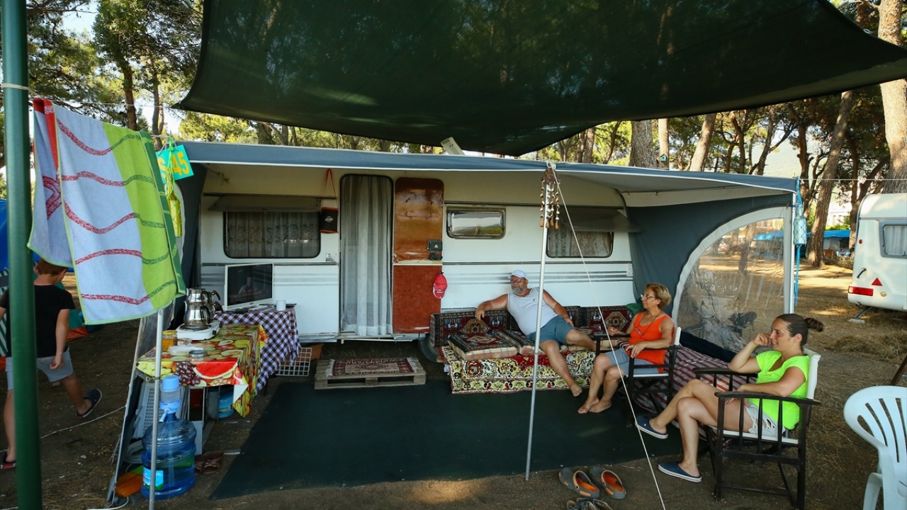 Karavanlar bir aracın arkasına sabitlenerek çekilen çekme karavan ya da motorlu bir aracın değiştirilmesiyle oluşan motokaravan olmak üzere ikiye ayrılıyor.