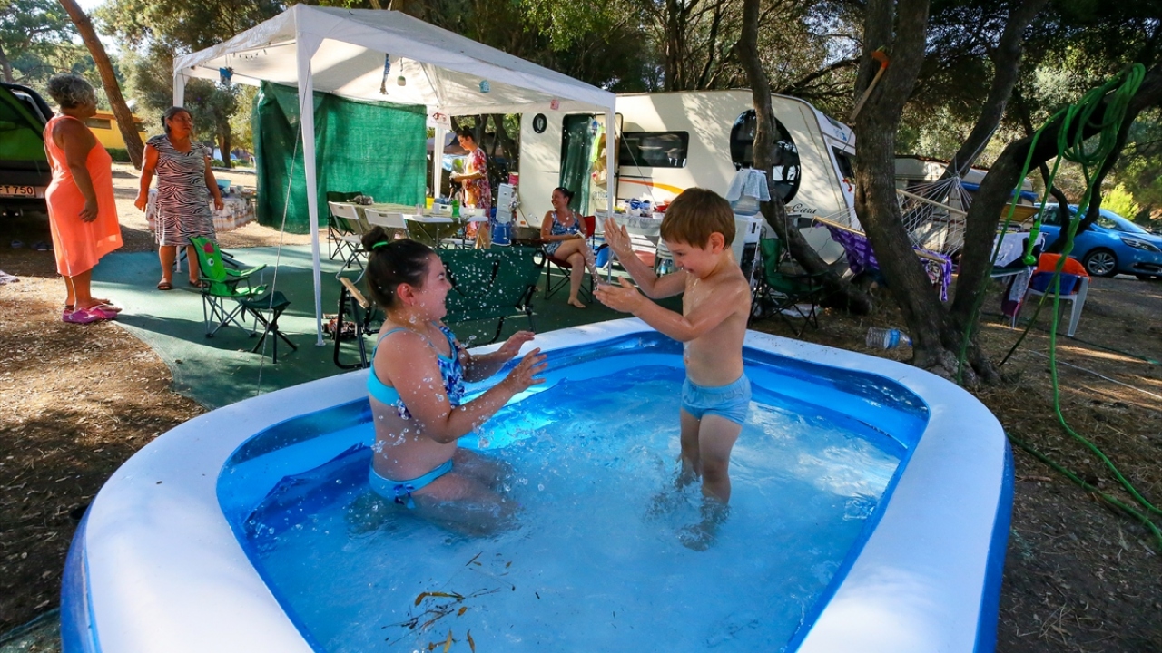 Kiralama yoluna gitmeyi tercih eden tatilciler, son dönemde sayıları artan kiralama şirketleri aracılığıyla karavanlara donanımlarına göre günlük 400 ila 600 lira kira ödüyor.