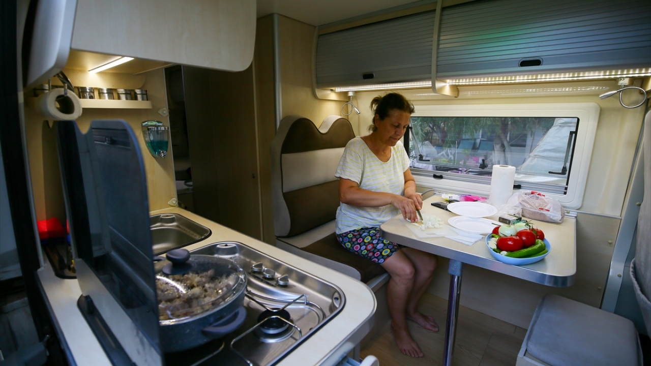 Tatillerini karavanıyla Kuzey Ege kıyılarında geçirmek isteyen tatilciler ise Foça, Çandarlı, Altınova, Ayvalık, Gömeç, Burhaniye, Ören, Altınoluk, Asos`taki kamplarda konaklamayı tercih ediyor.