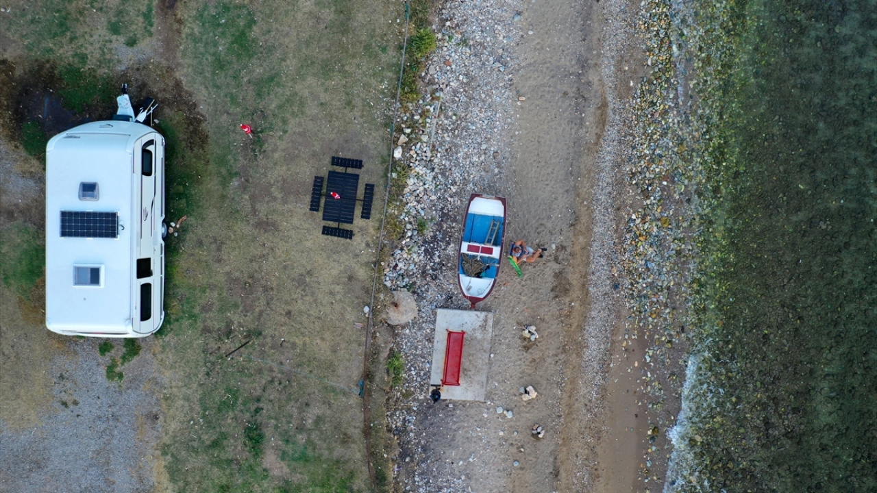 Karavan kampları daha çok sahil kenarlarında bulunan ormanlık alanlarda kurulurken tatilciler, ya kişi başı ya da karavan başına ücret ödüyor.