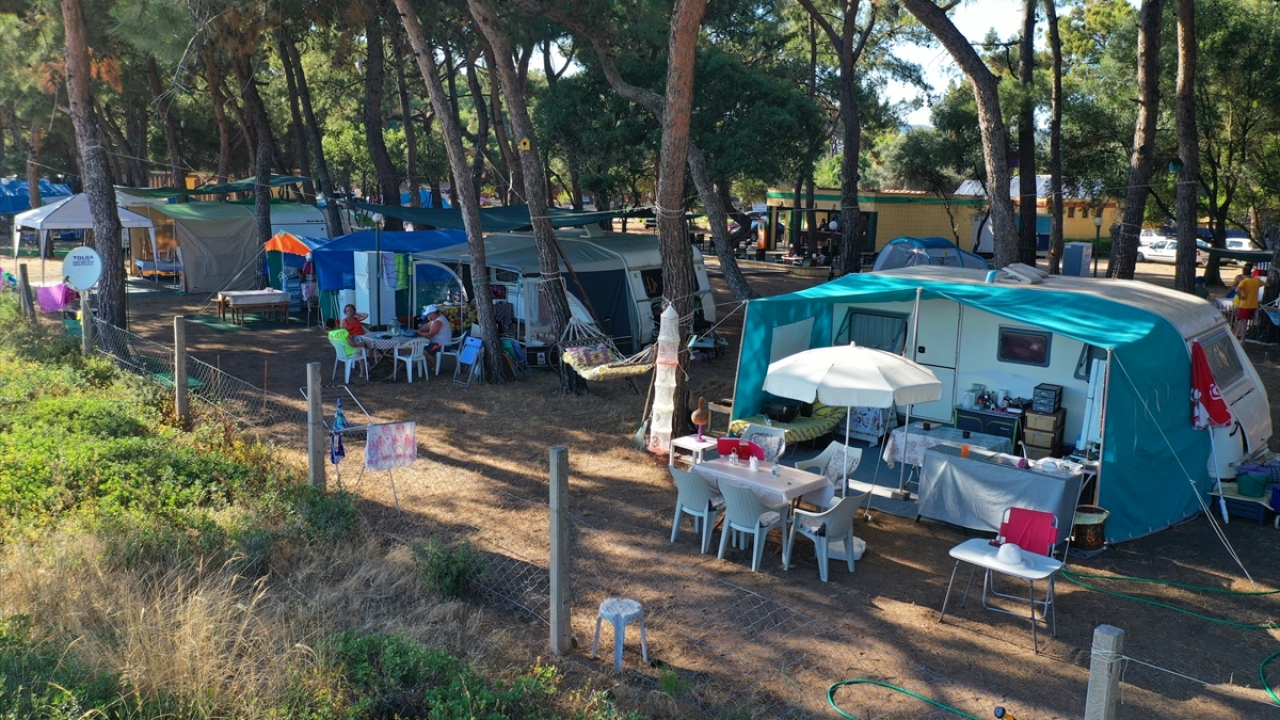 Kamplarda tatilciler, kafeteryadan, çamaşırhaneye, sahilden çocuk parklarına kadar birçok tesisten faydalanabiliyor. 