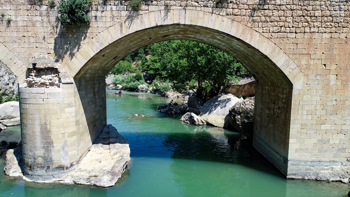 Sultan 2. Abdülhamid döneminde yapılan ve çevresindeki kayalarda mağara devri izlere rastlanan Taşköprü, yüksekliği 200 metreye ulaşan boğazı, berrak suyu ve kendisine has doğal güzellikleriyle ziyaretçilerde hayranlık uyandırıyor.