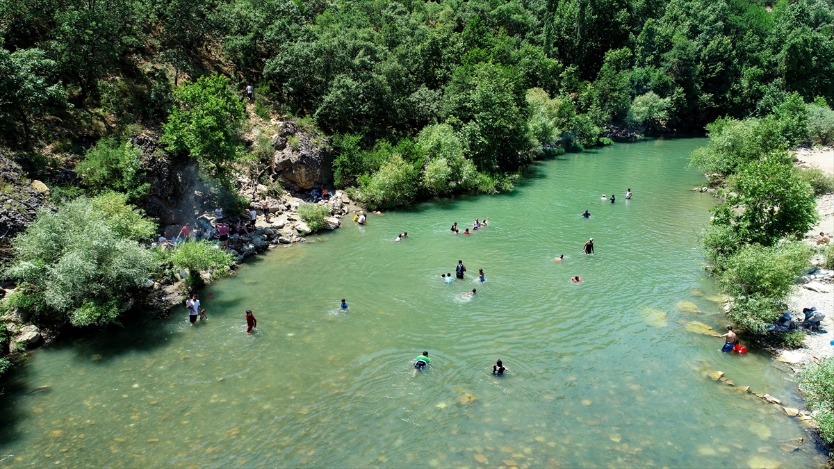 Taşköprü`nün ziyaretçilerinden Ahmet Korkutan, yaptığı açıklamada, her hafta sonu düzenli olarak piknik yapmak için bu mekana geldiklerini söyledi.