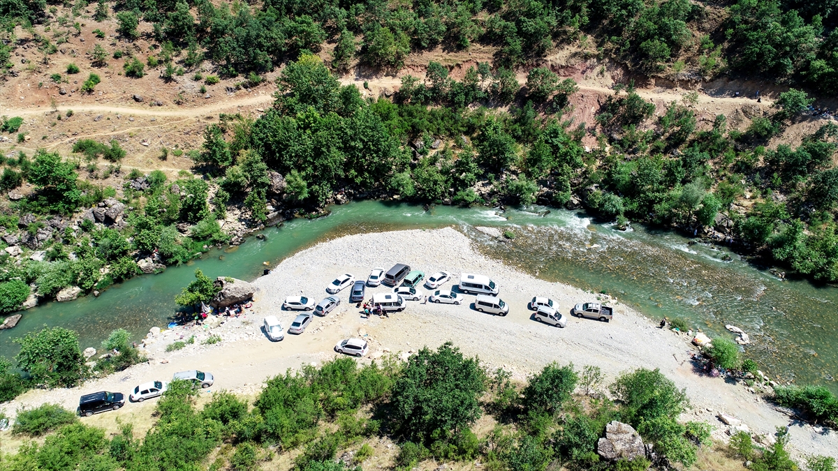 Korkutan, "Buraya cennetten bir köşe diyebiliriz. Arkadaşlarımızla, ailemizle gelip piknik yapıyor, suya giriyor, ferahlıyoruz. Diyarbakır`ın yaz sıcaklığı insanı kavuruyor. Buraya gelip serinliyoruz." dedi.