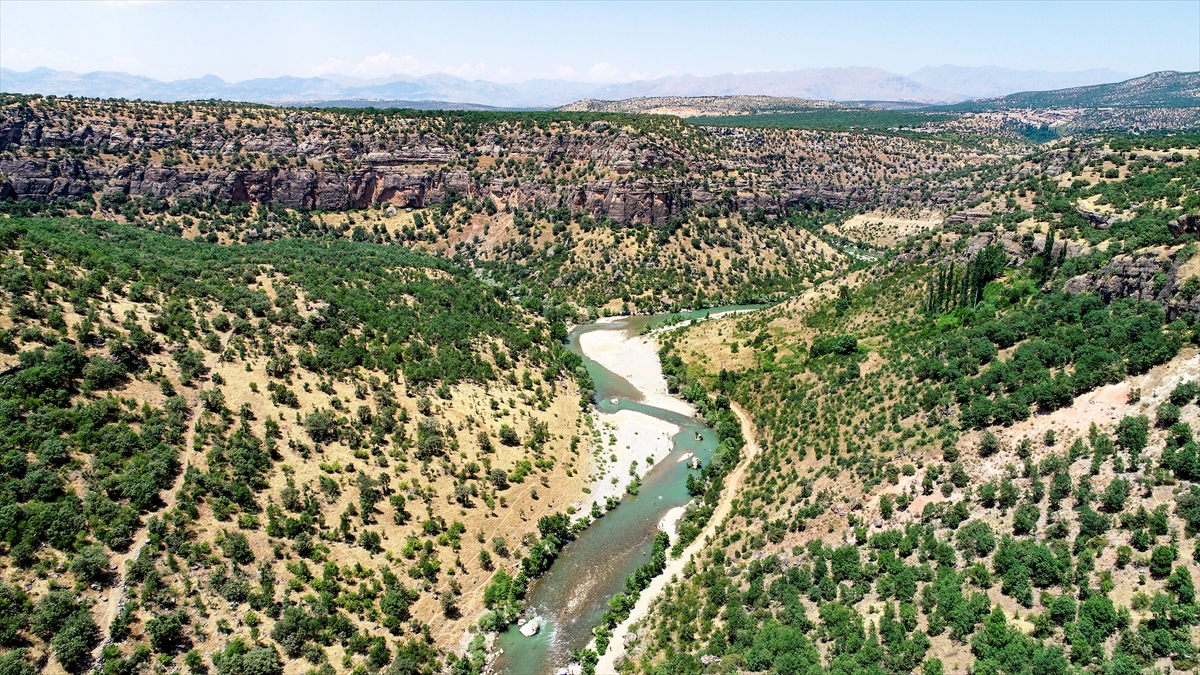 Herkese Taşköprü`yü ziyaret etmelerini tavsiye eden Korkutan, "Bu doğal güzelliği kaçırmamaları gerekiyor. Gelip burayı gördüklerinde mutlaka ikinci defa gelirler." diye konuştu.