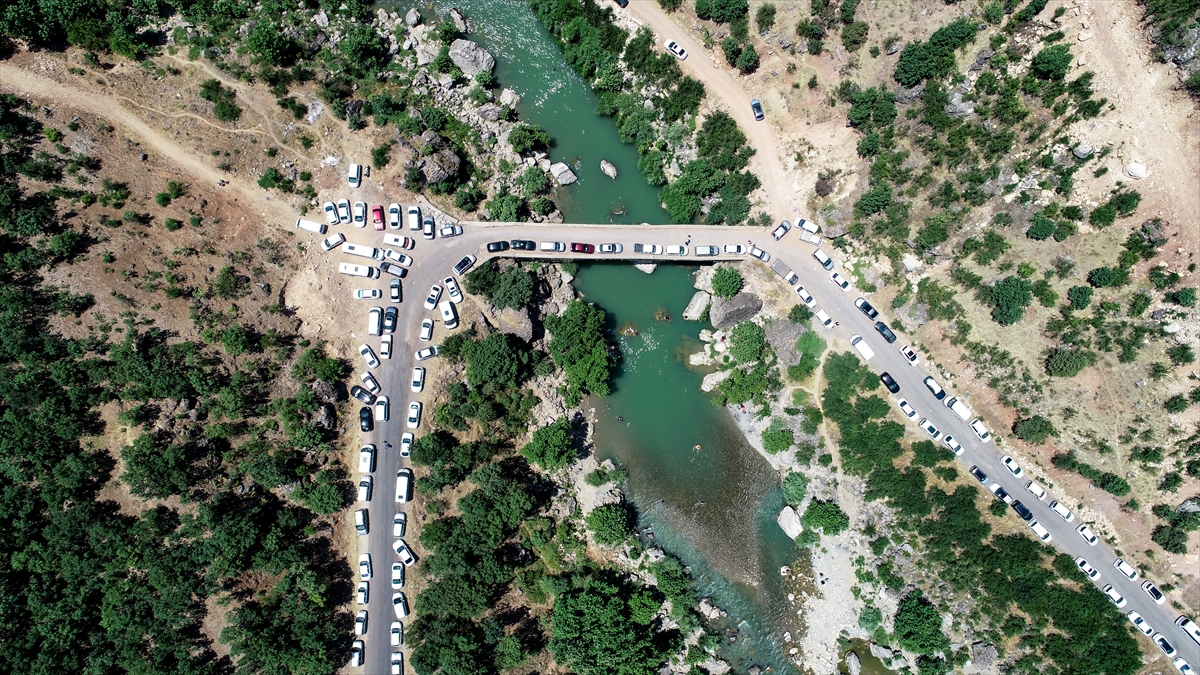 Feyzi Yıldırmaz ise yaz aylarında her hafta sonu piknik yapmaya Taşköprü`ye geldiklerini dile getirdi.