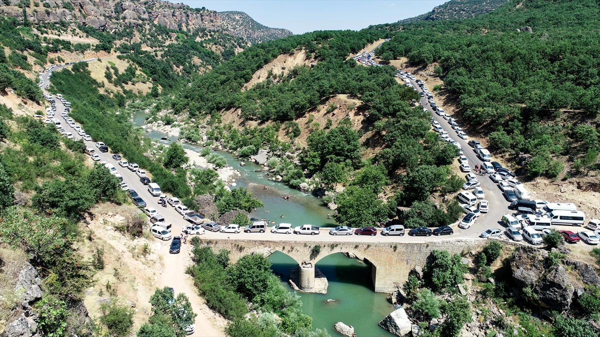 Yıldırmaz, "Suyu temiz olduğu için Batman, Mardin ve Diyarbakır gibi birçok ilden buraya geliyorlar. Suyu, doğal alanı çok güzel. Kentimizde deniz de olmadığı için burayı tercih ediyoruz." ifadesini kullandı.