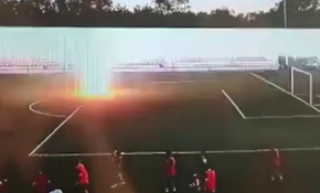 Rus futbolcunun üzerine yıldırımın düşme anı kamerada
