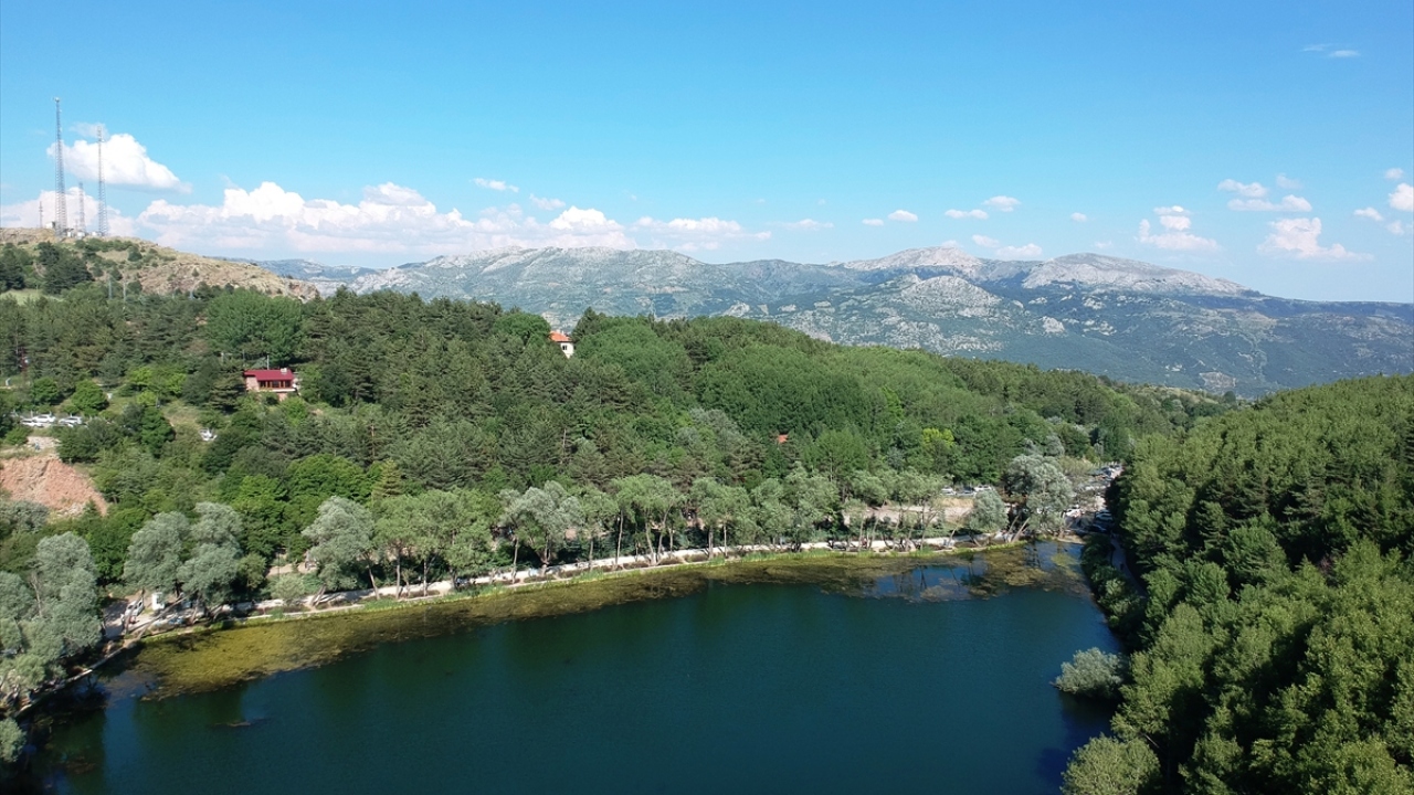 Yılın her döneminde ayrı güzelliğe bürünen Karagöl Tabiat Parkı, havaların ısınması ve ağaçların yeşillenmeye başlamasıyla seyrine doyumsuz manzaralar sergiliyor.
