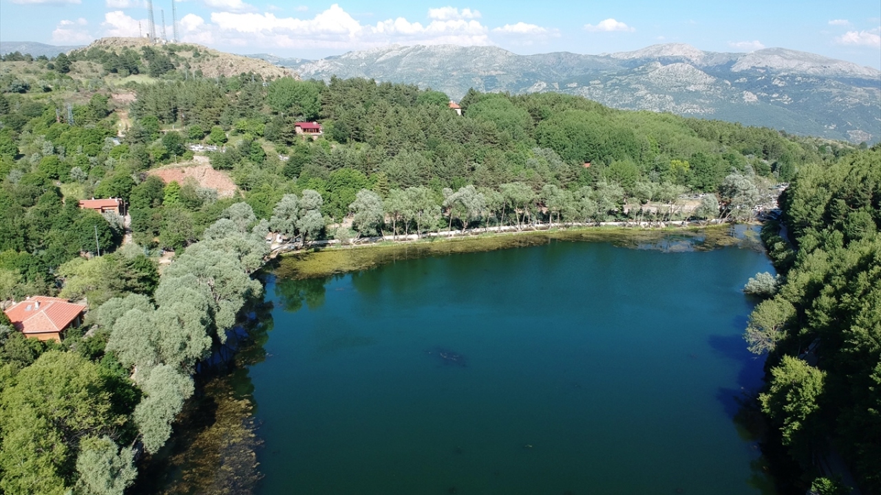 Günübirlik gezilerin yanı sıra çevresindeki ormanlık alanlarda kamp yapma imkanı da bulunan Karagöl, temiz havası ve doğasıyla başta fotoğraf tutkunları olmak üzere ziyaretçilerini mutlu ediyor.