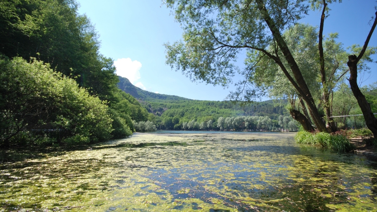 Covid-19 salgını sürecinde ziyarete kapatılan Karagöl Tabiat Parkı, 1 Haziran itibarıyla belirlenen kurallar dahilinde yeniden ziyarete açıldı.