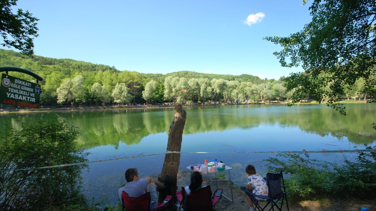 İlçe merkezinde 22 kilometre uzaklıktaki Karagöl, bu tarihten itibaren şehrin stresi ve bunaltıcı sıcaklardan bunalanları ağırlıyor.