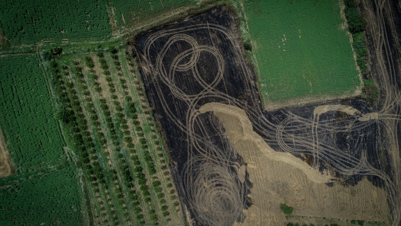 Tarihi Gelibolu Yarımadası sakinleri, köylerinin sınırlarında 4 bin 49 hektar ormanlık alanın zarar gördüğü yangından 26 yıl sonra dün benzer bir paniği yaşadı.