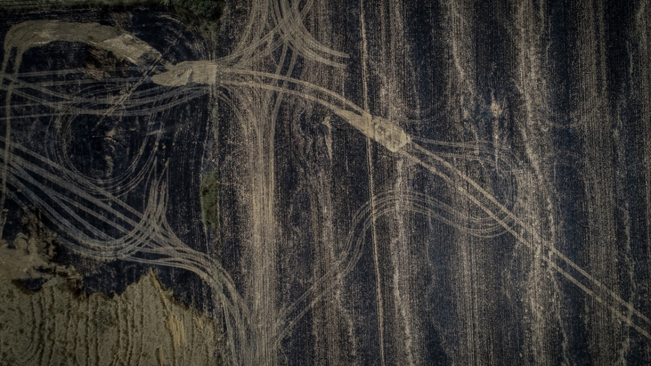 Saat 05.15`te yeniden başlayan havadan müdahale ile bölgedeki yangın 20 saat sonra kontrol altına alındı.