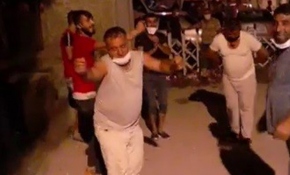 Mahalleli karantinanın bitişini oynayarak kutladı