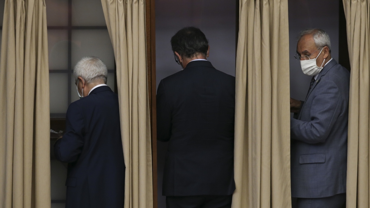 Gizli oylama yapılıyor