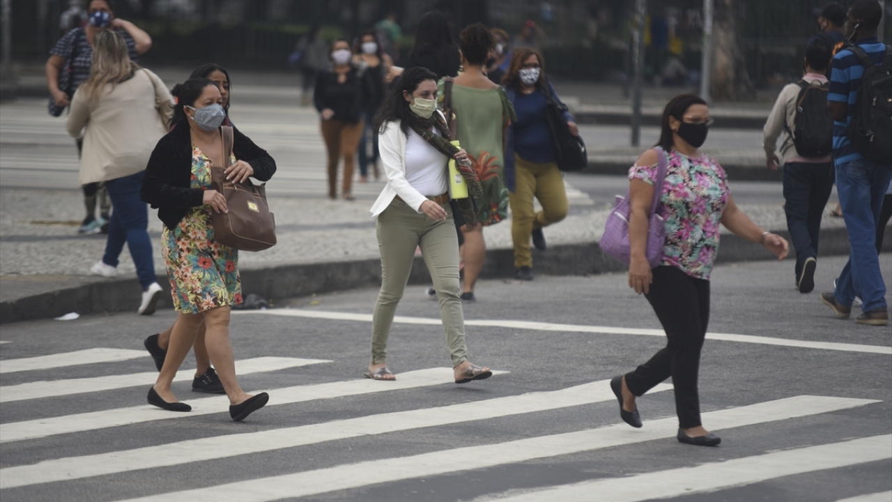 Ülkenin aşırı sağcı Devlet Başkanı Bolsonaro, Covid-19`u küçümsemesi ve salgına karşı gerekli önlemleri almaması nedeniyle tepki çekmişti.