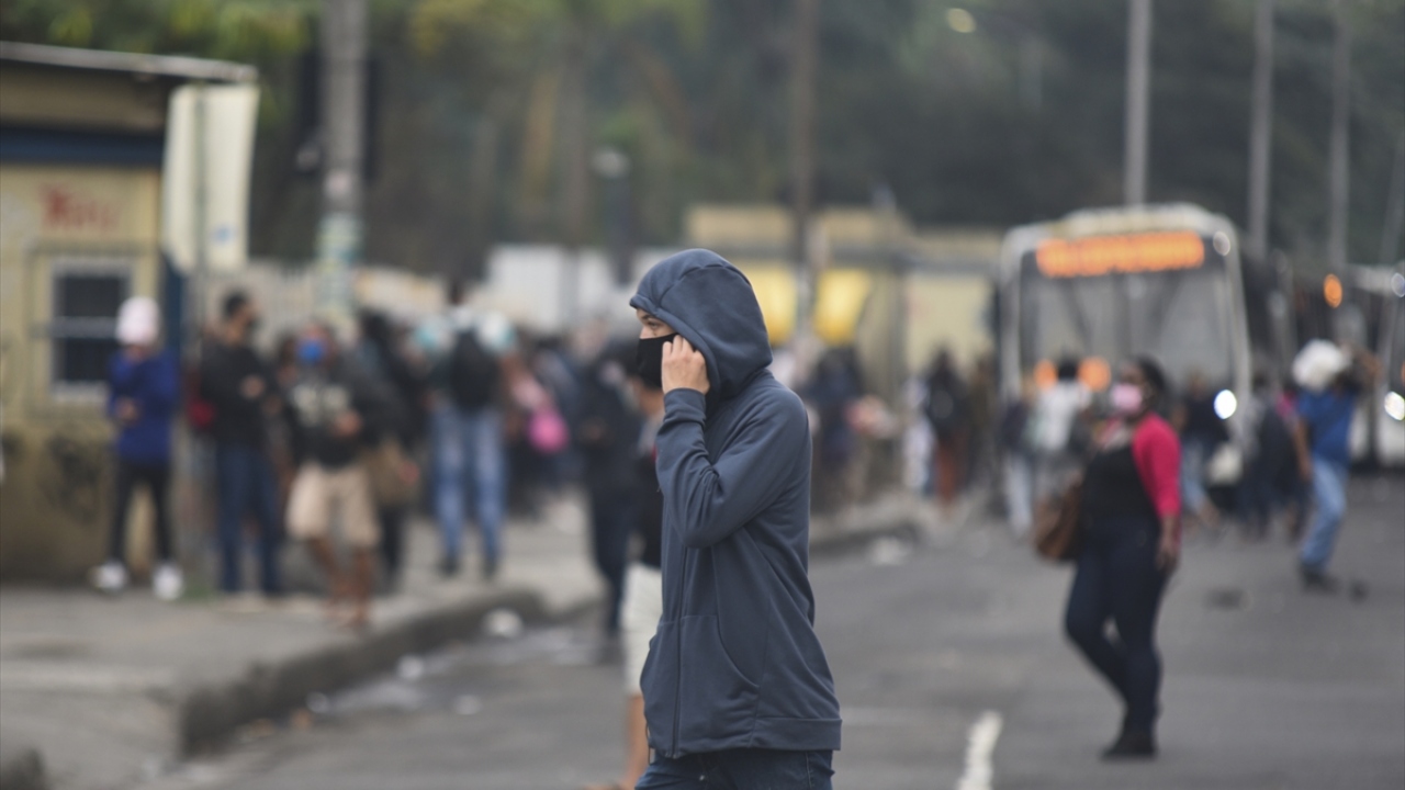 Bolsonaro, başlarda Covid-19`u "küçük bir grip" olarak nitelemiş ve ekonomik tedirginliklerle ülkede salgına karşı önlem alan eyalet valilerini eleştirmişti.