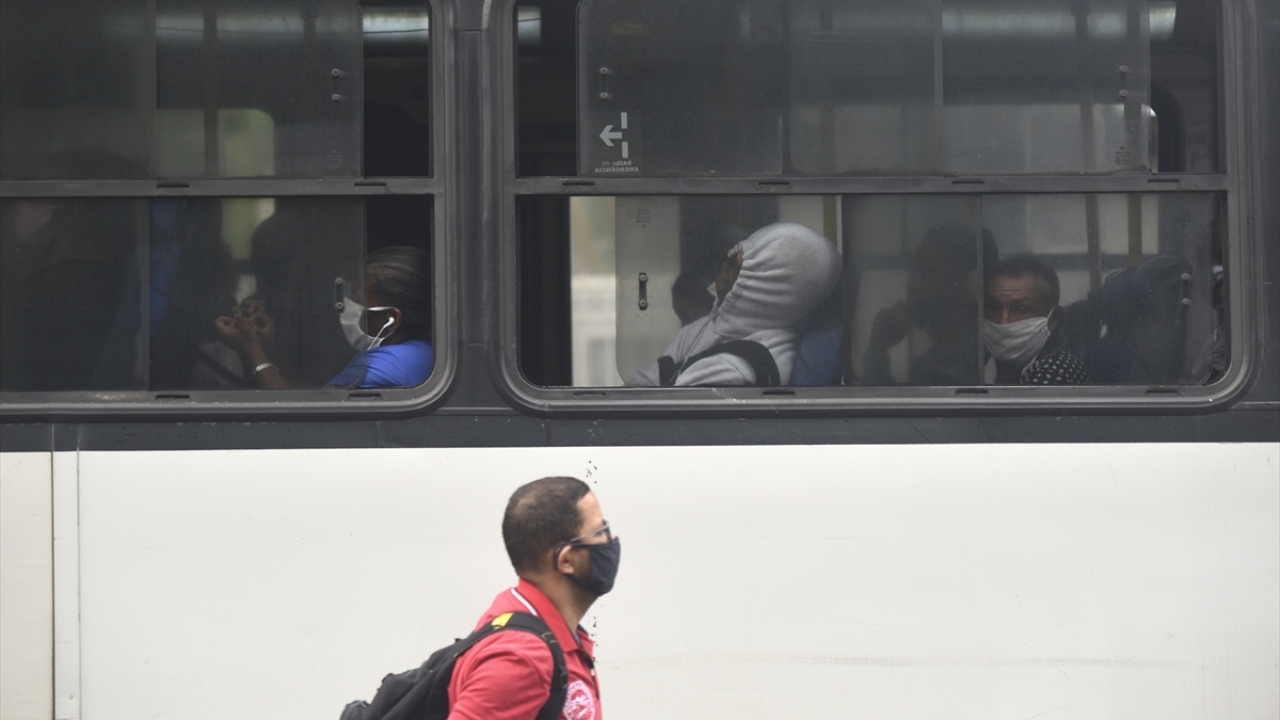 Dünyada ABD`nin ardından salgından en çok etkilenen 211 milyon nüfuslu Brezilya`da, bugüne kadar 65 bin 487 kişinin ölümüne neden olan Kovid-19, 1 milyon 623 bin 284 kişide görüldü.