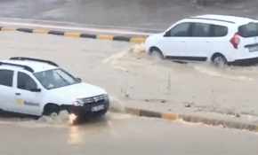 Bartın'da sağanak sürücüleri zorladı