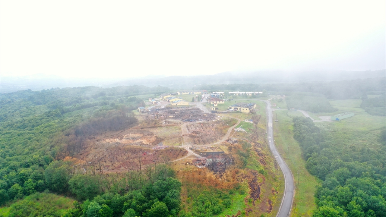 Yukarıçalıca mevkisindeki havai fişek fabrikasında meydana gelen, yaklaşık 50 kilometre mesafeden duyulan patlama sonrası bölgede UMKE, AFAD, polis, jandarma, sağlık ve itfaiye ekipleri çalışmalarını altıncı gününde sürdürüyor.