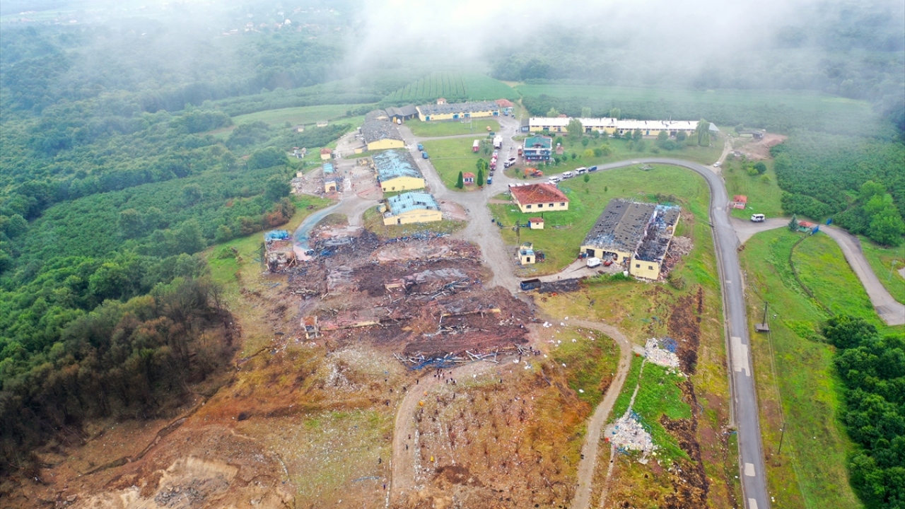 Enkaz kaldırma ve kırım çalışmalarının yapıldığı alanda, kimyasal maddeler ile patlamamış havai fişeklerin uzaklaştırılması için çalışmalar da devam ediyor.