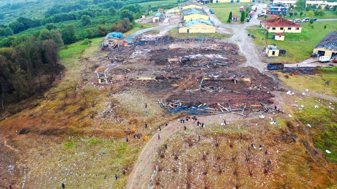 Öte yandan patlamanın meydana geldiği bölgedeki ev, bina ve iş yerlerine yönelik hasar tespit çalışmaları sürüyor.