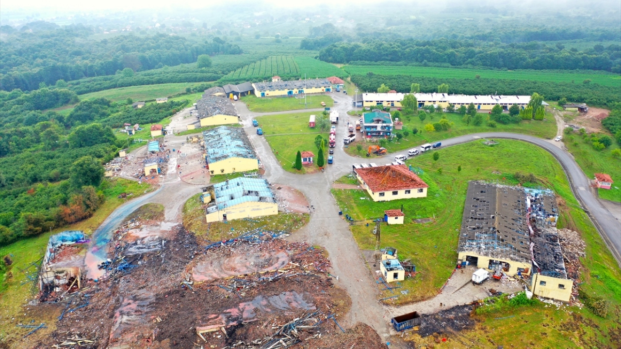Patlamaya ilişkin gözaltına alınan aralarında fabrika sahibinin de bulunduğu 5 şüpheli tutuklanmış, bir şüpheli ise adli kontrol şartıyla serbest bırakılmıştı. 