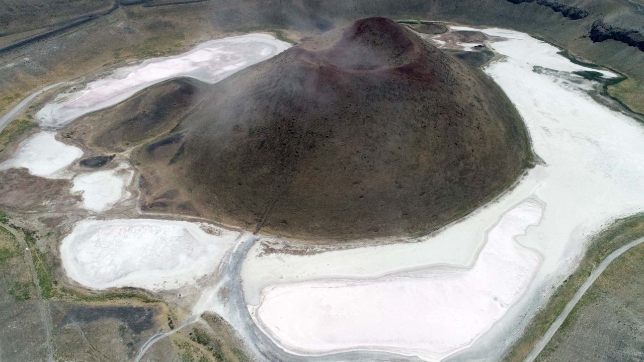 Kuraklık ve bilinçsiz tarımsal sulama nedeniyle yeraltı su seviyesinin hızla azalması sonucu kuruyan göl, eski günlerini arıyor. 