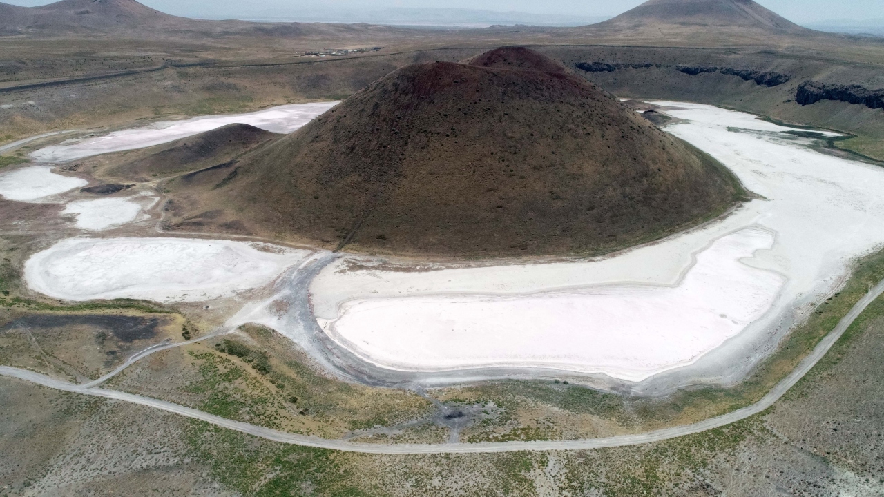 Yeraltı su kaynaklarından beslenen ve suyu tuzlu olan Meke`nin ortasında, 50 metre yükseklikte volkan konisi bulunuyor. 
