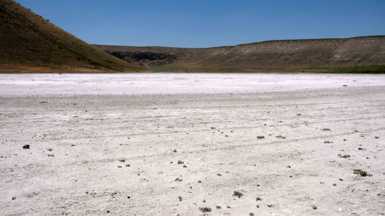 Daha önce 12 metre derinliğinde su bulunan Meke Gölü, 2000`li yılların başından itibaren kuraklık ve bilinçsiz tarımsal sulama sonucu yer altı su seviyesinin her geçen gün azalması sonucu kurudu.
