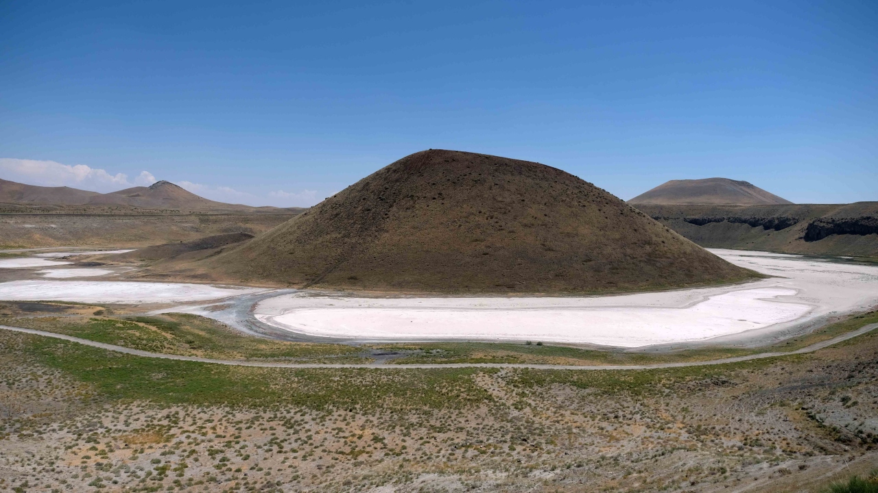 Yağışlar nedeniyle ilkbahar aylarında mikroorganizmalardan kaynaklanan, kırmızı renge boyanan ve neredeyse bir avuç su bulunan gölde şimdi sıcaklığın artıp buharlaşmanın etkisiyle bir damla bile su kalmadı.
