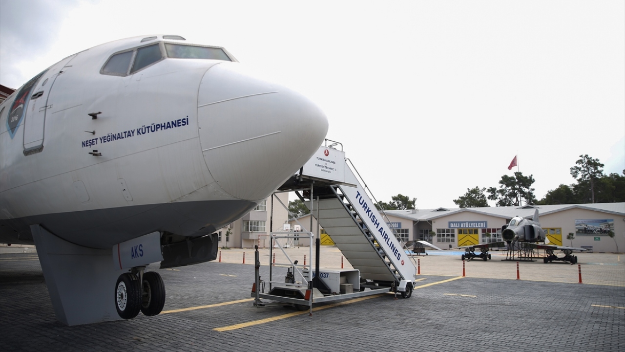 Öğrenciler, getirilen uçaklar üzerinde uygulamalı eğitim alıyor.