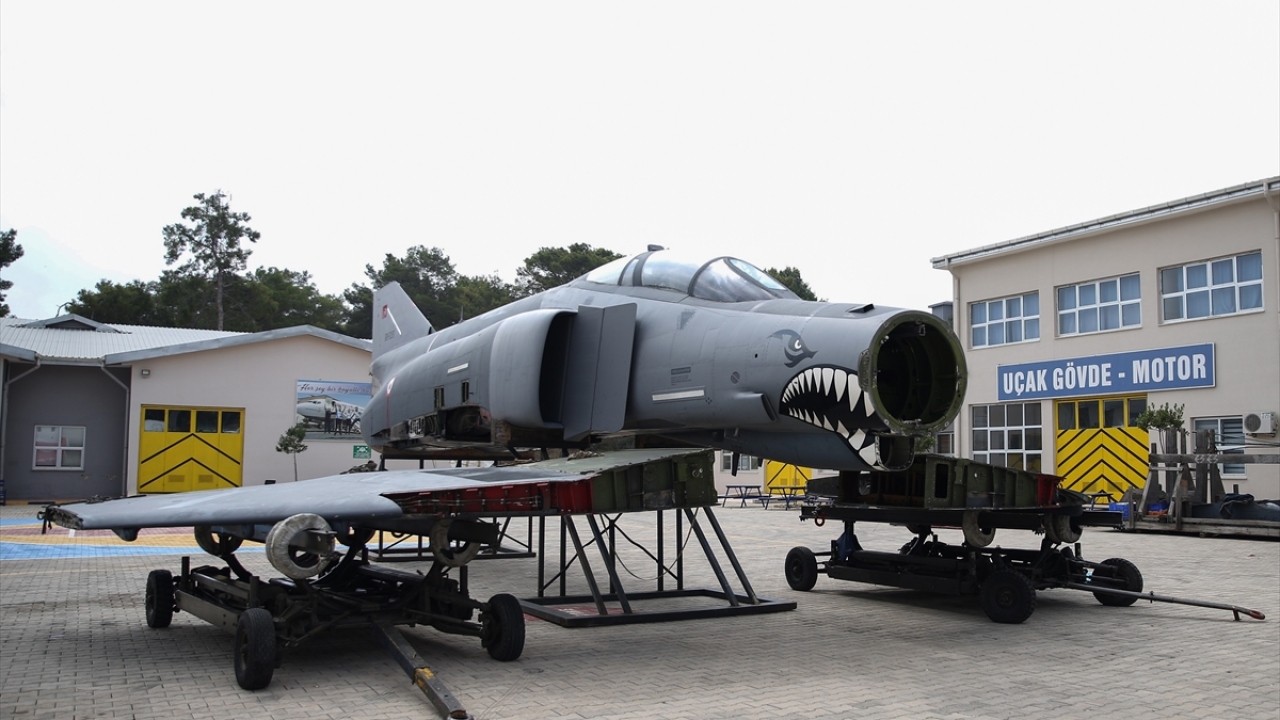 Türkiye`deki tematik liselerden biri olan okulun bahçesine bir de helikopter yerleştirilmesi için çalışmalara başlanıldı.