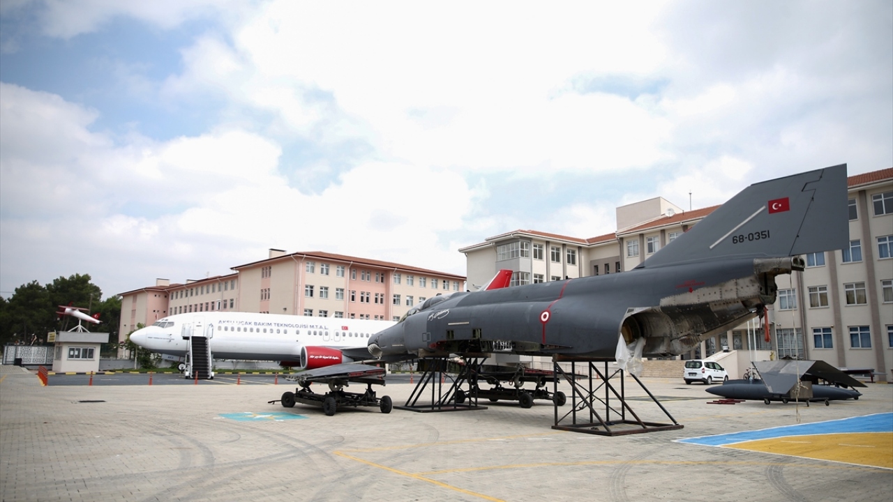 Bakan Çavuşoğlu`nun destekleriyle okullarına üç yıl önce yerleştirilen yolcu uçağının hem öğrenciler hem de vatandaşlar tarafından büyük ilgi gördüğünü aktaran Çevik, öğrencilerin uygulamalı eğitim aldığını dile getirdi.