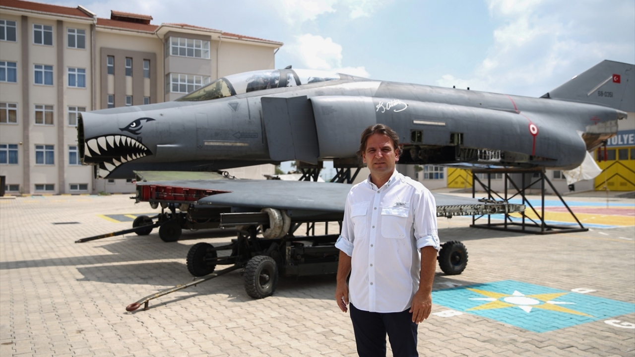 Okul müdürü Haldun Çevik, lisenin uçak bakım alanında tematik proje okulu olarak faaliyet gösterdiğini söyledi.