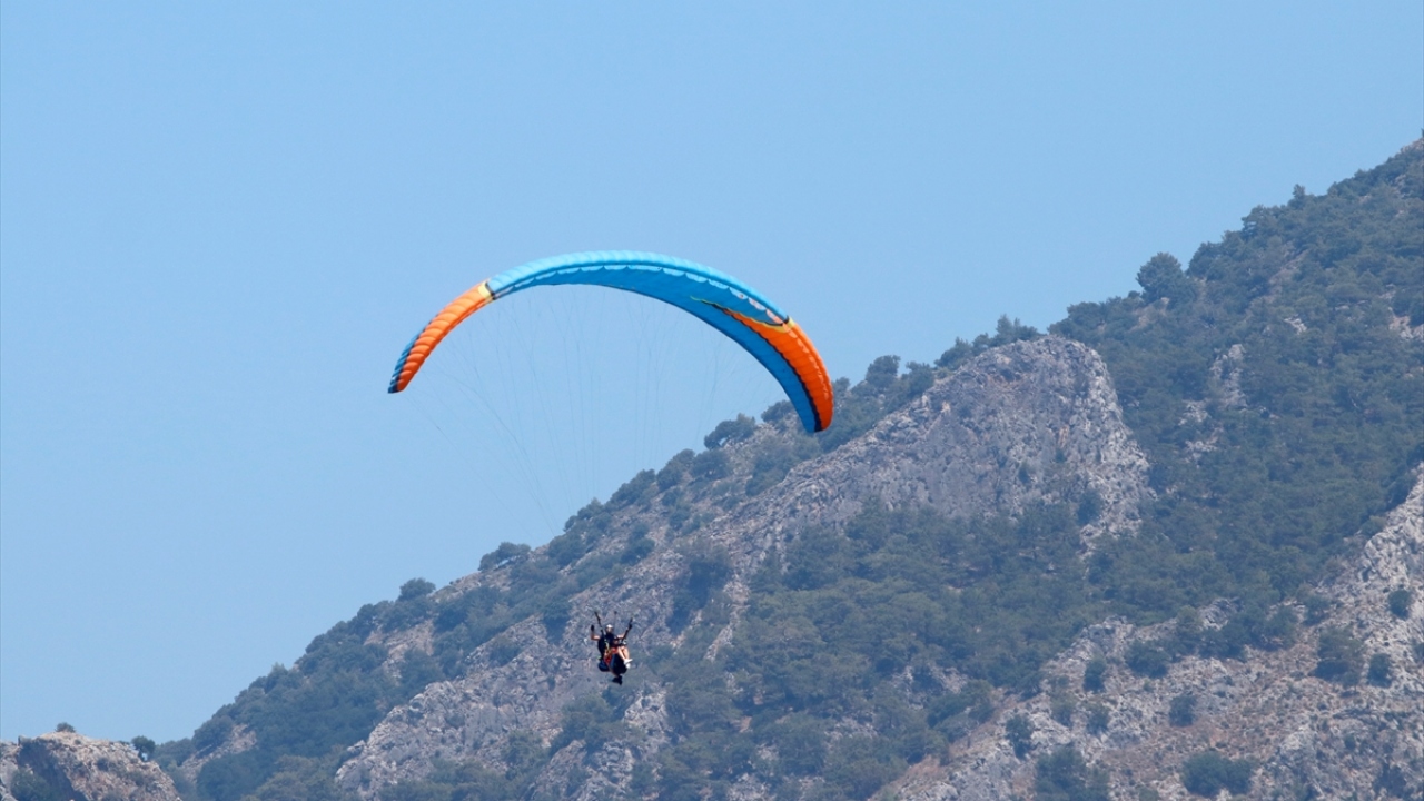 Ölüdeniz Mahallesi`ndeki bin 965 metre rakımlı Babadağ, her yıl binlerce yerli ve yabancı turiste yamaç paraşütüyle adrenalin yüklü anlar yaşatıyor, muhteşem manzarasıyla da görsel bir şölen sunuyor.