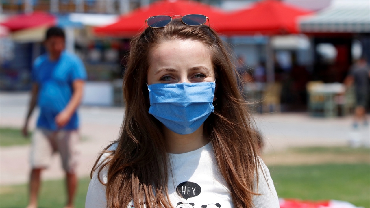 Kırıkkale`den gelen ve ilk kez yamaç paraşütü uçuşu yapan Begüm Bostancı da uçuş boyunca maske taktıklarını, uçuşunun güvenli ve rahat geçtiğini kaydetti.