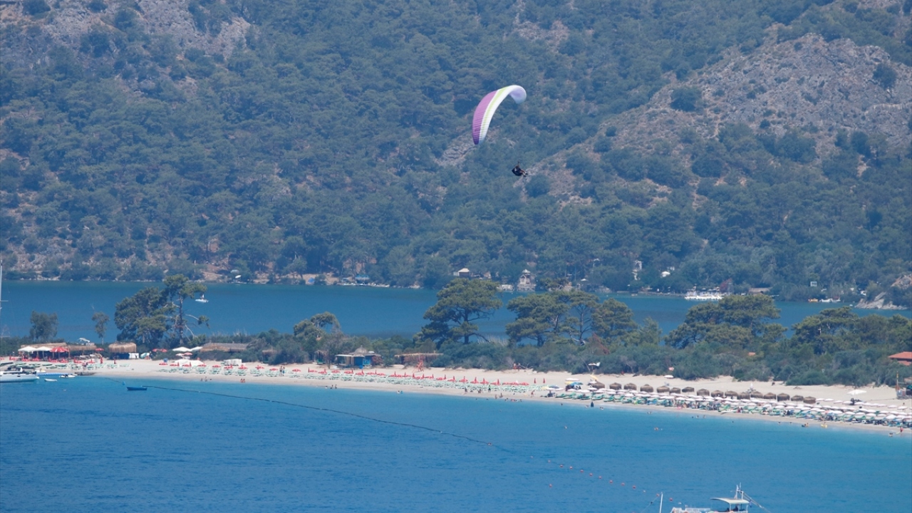 Babadağ`daki 4 pistten havalanan yamaç paraşütleri, Ölüdeniz`in eşsiz manzarasını kuş bakışı izleme fırsatı sunuyor. 