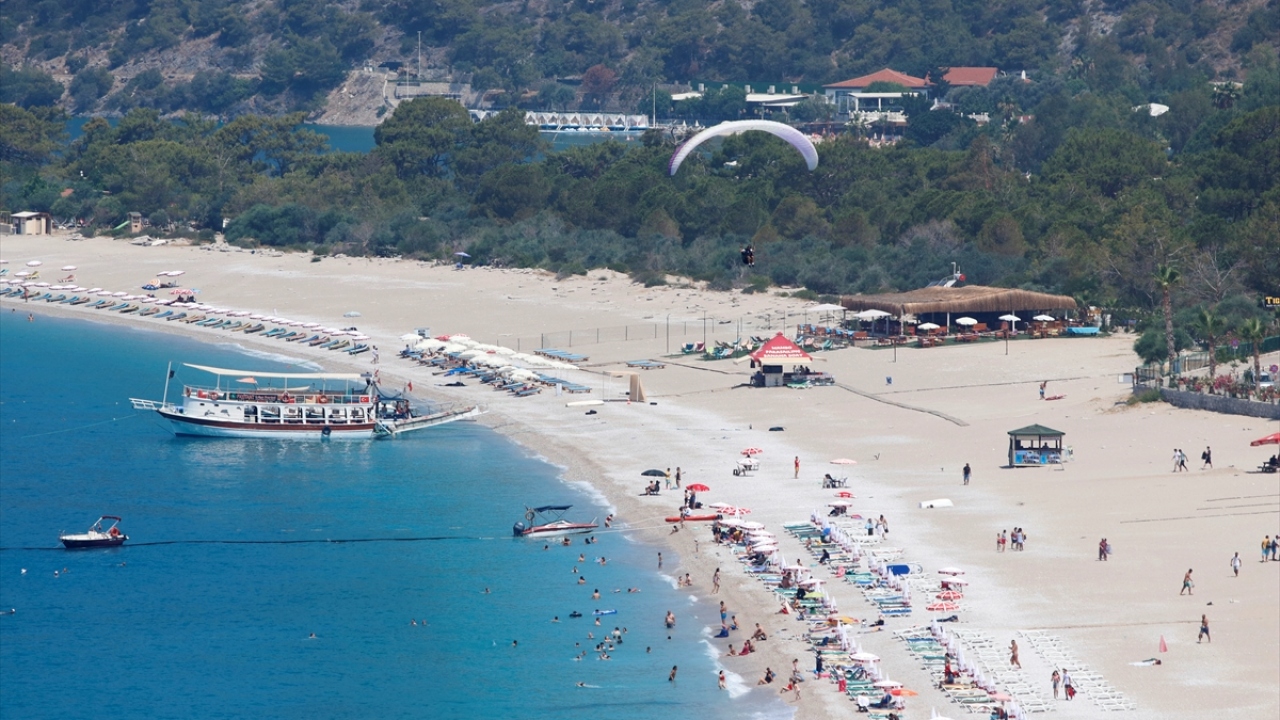 Pilotların gökyüzünde yaptığı akrobasi hareketleri de yerden 2 bin metre yükseklikte heyecan dolu dakikalar yaşatıyor.