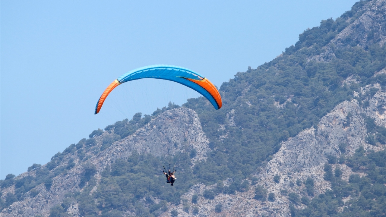 Uçuşlarda, Covid-19 tedbirleri üst seviyede tutuluyor. Misafirler, kurallara uymaları konusunda uyarılıyor.