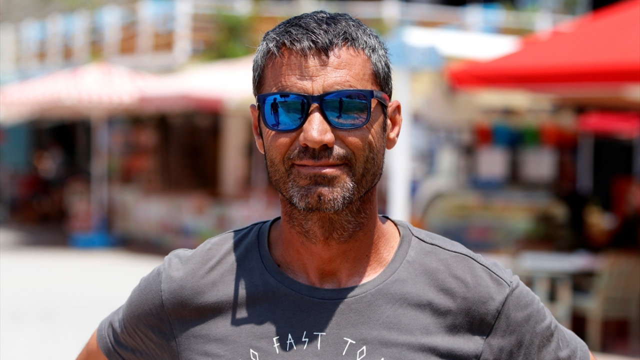 Babadağ`da 25 yıldır yamaç paraşütü pilotluğu yapan Murat Tüzer, AA muhabirine, salgın sürecinde güvenlik önemlerini artırdıklarını söyledi.