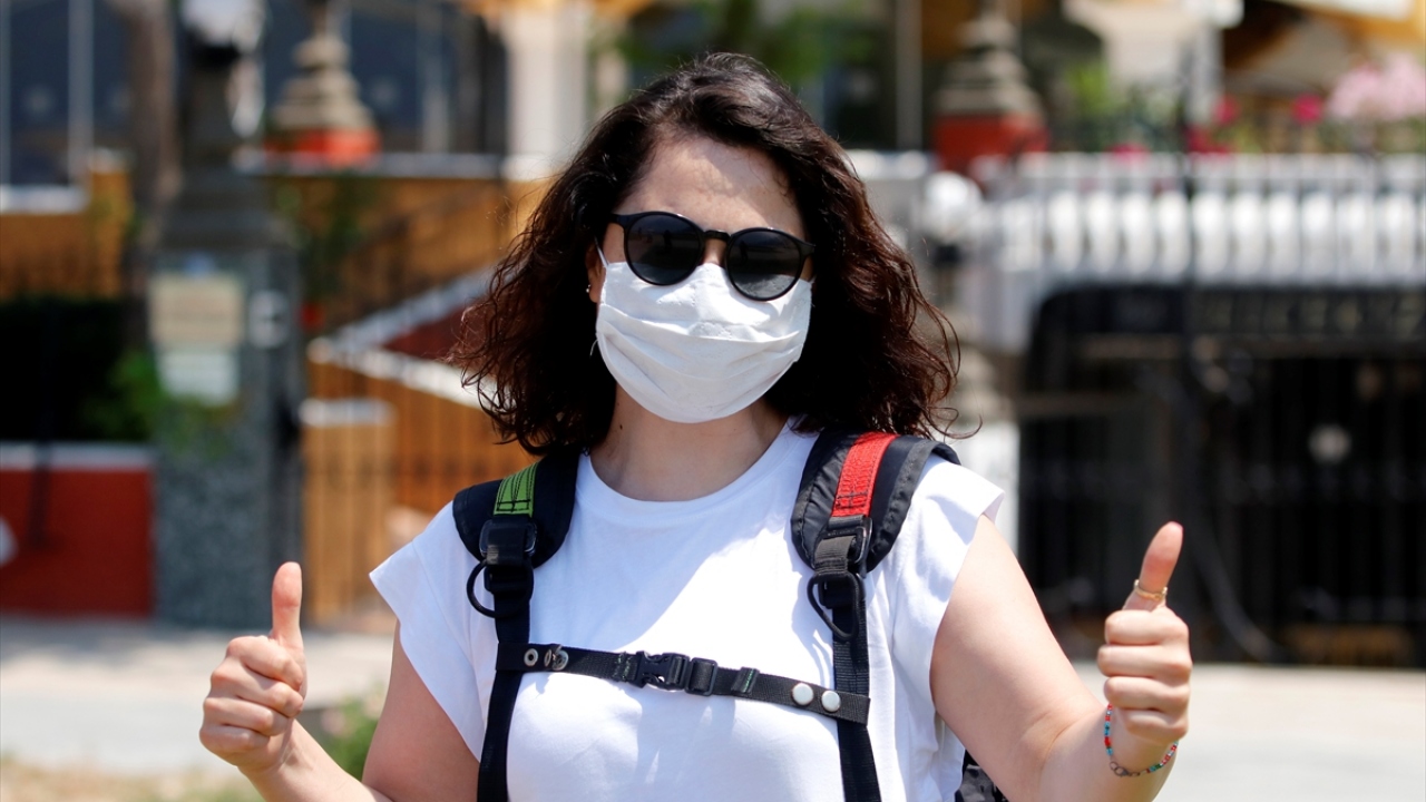 İzmir`den gelen ve yamaç paraşütü yapan Semra Aşık, pilotunun uçuş boyunca maskesini taktığını, kendisini de sürekli maske takması konusunda uyardığını söyledi.