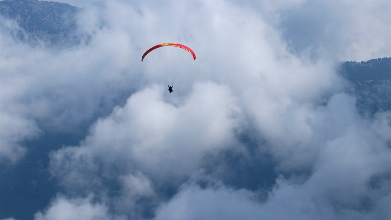 Babadağ`dan ikinci kez yamaç paraşütüyle uçuş yaptığına değinen Aşık, "Dezenfekte işlemini biz de gördük. İçim rahat uçuş yaptım. Ölüdeniz`in muhteşem bir manzarası var. Uçmayanlara da tavsiye diyorum. Özellikle adrenalin tutkunlarının mutlaka yapması ger